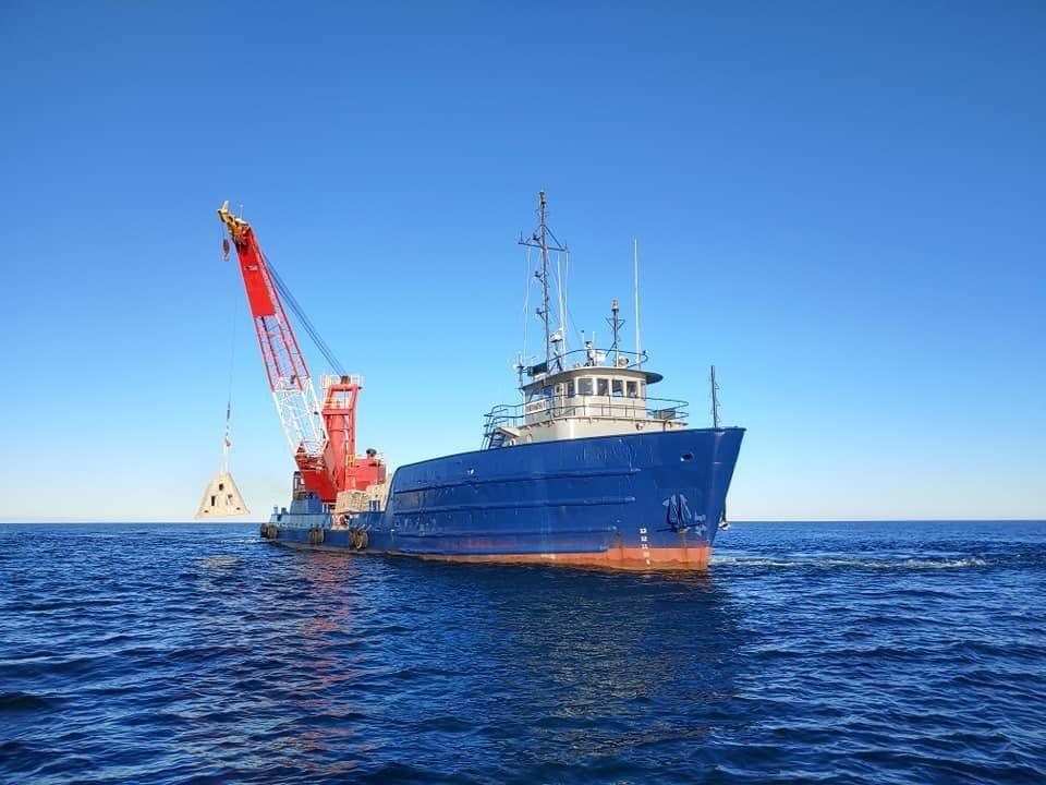 Marine construction vessel operating a crane offshore